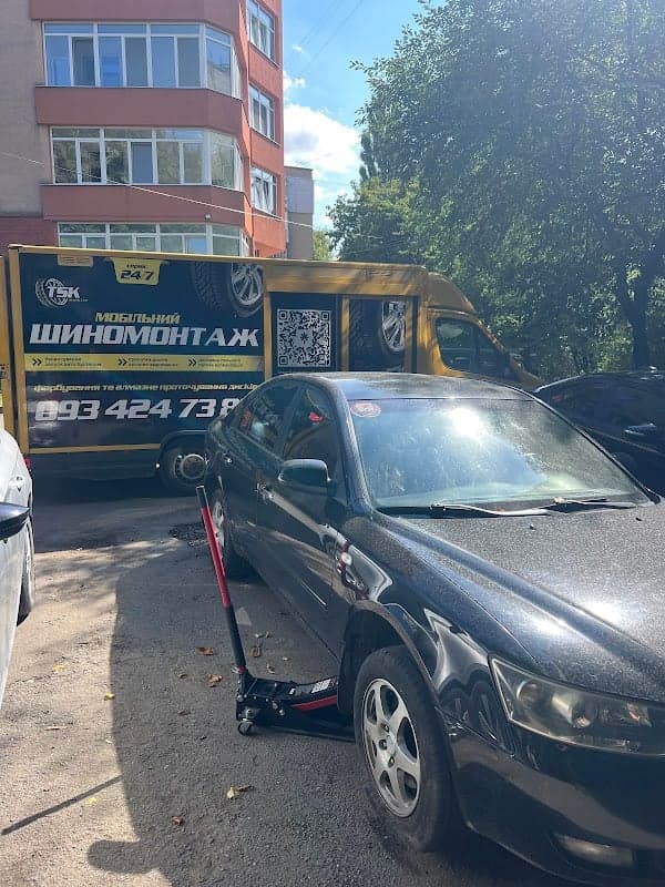 Виїзний шиномонтаж для легкових авто у Хмельницькому: заміна пробитого колеса